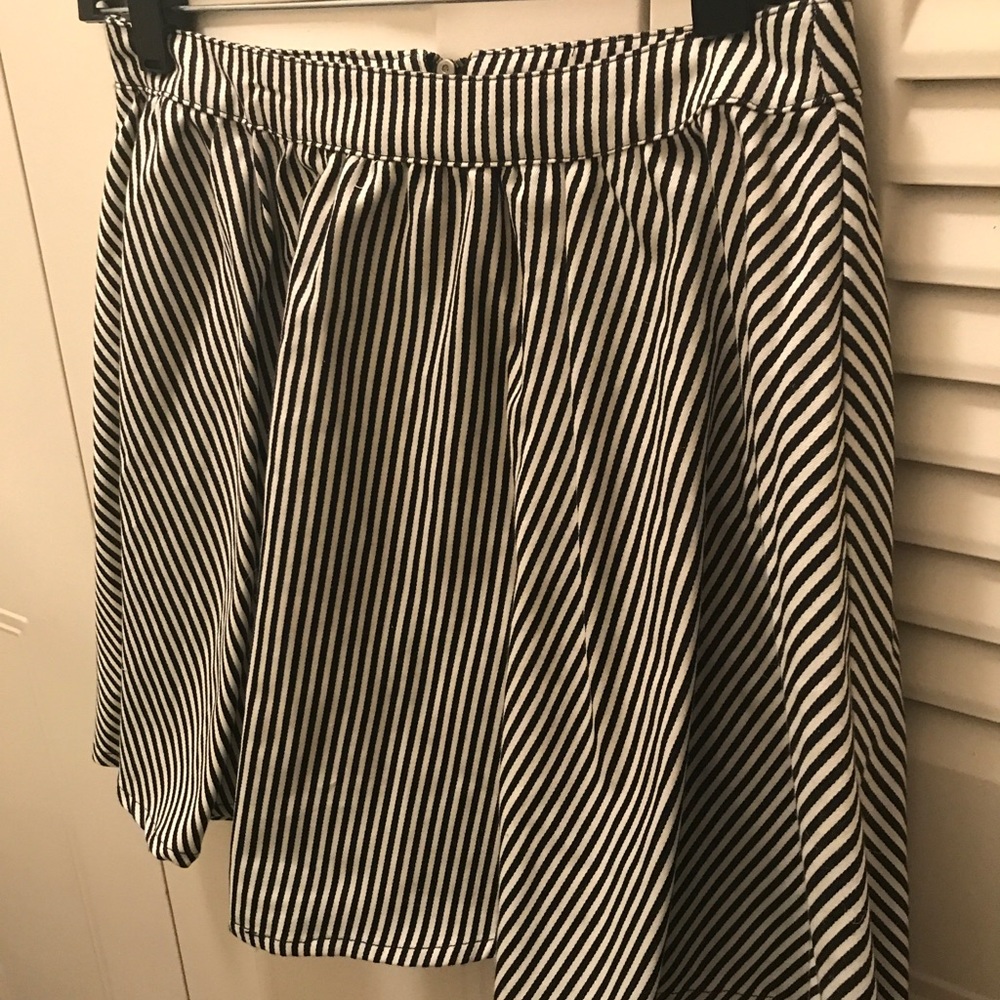 Black and white Forever 21 Striped skater skirt
